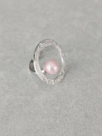 Bague Atoll argentée texturée, cabochon perle rose nacrée vue de côté