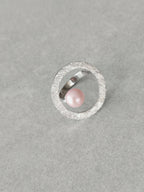 Bague Atoll perle rose nacrée dans un cercle texturé argenté, vue de dessus