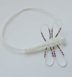 Bracelet élastique blanc avec motif libellule peinte à rayures rouge et vert
