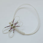Bracelet élastique blanc avec motif libellule peinte et rayures rouge bordeaux