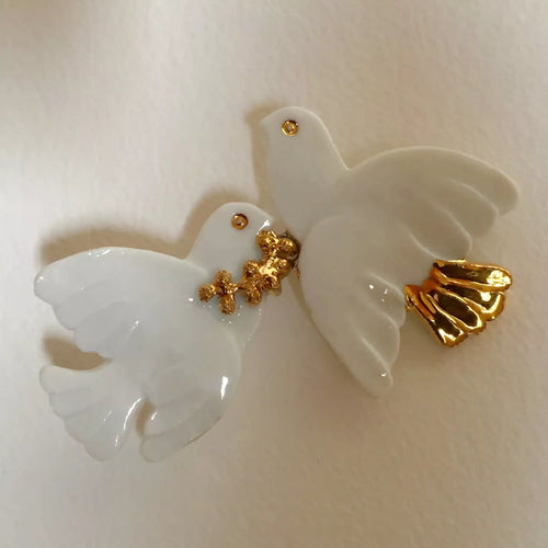 Broche colombes blanches avec détails dorés, attache à l’arrière.