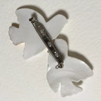 Broche colombes blanche avec épingle et fermoir métallique au dos.