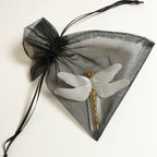 Broche libellule avec nœud en tulle noir et ailes blanches, épingle dorée