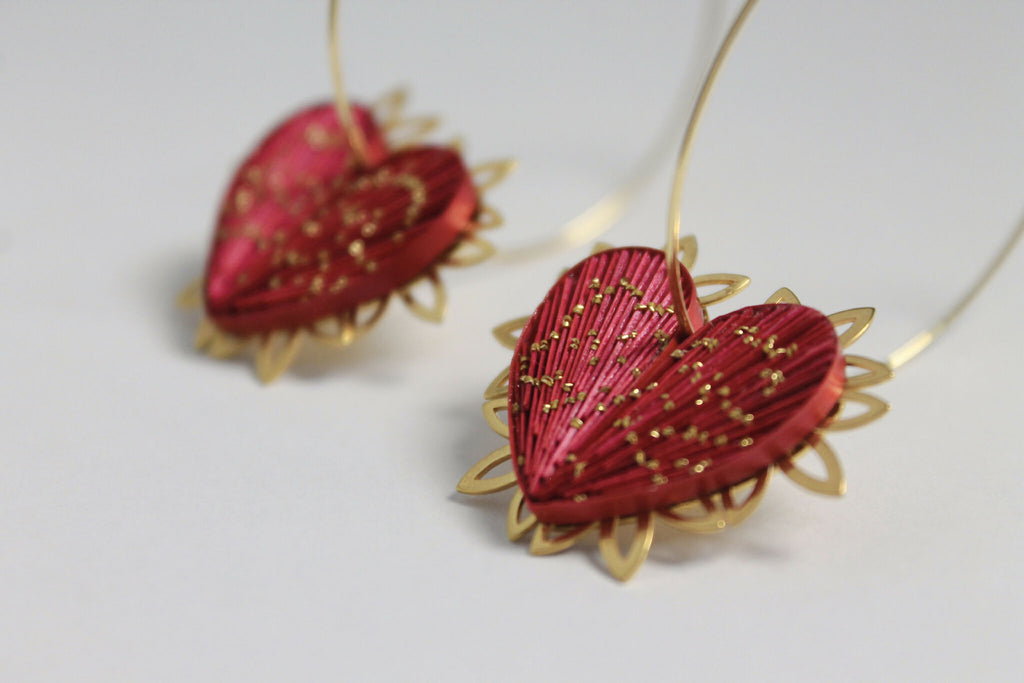 Créoles cœur rouges bordeaux avec brillance dorée, détail du cœur en relief