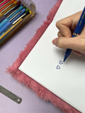Puces d’oreilles cœur, esquisse de cœurs sur carnet avec feutres