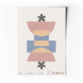Affiche d’art abstrait géométrique pastel avec motifs floraux et formes en blocs.