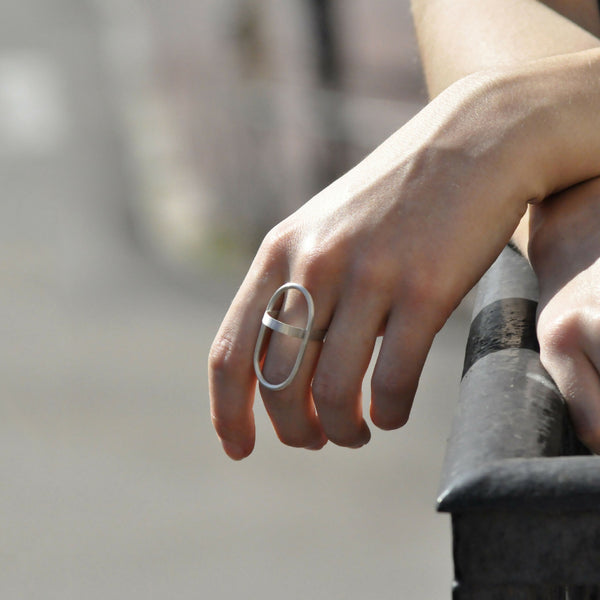 Bague anneaux en métal argenté, forme ovale avec barre centrale