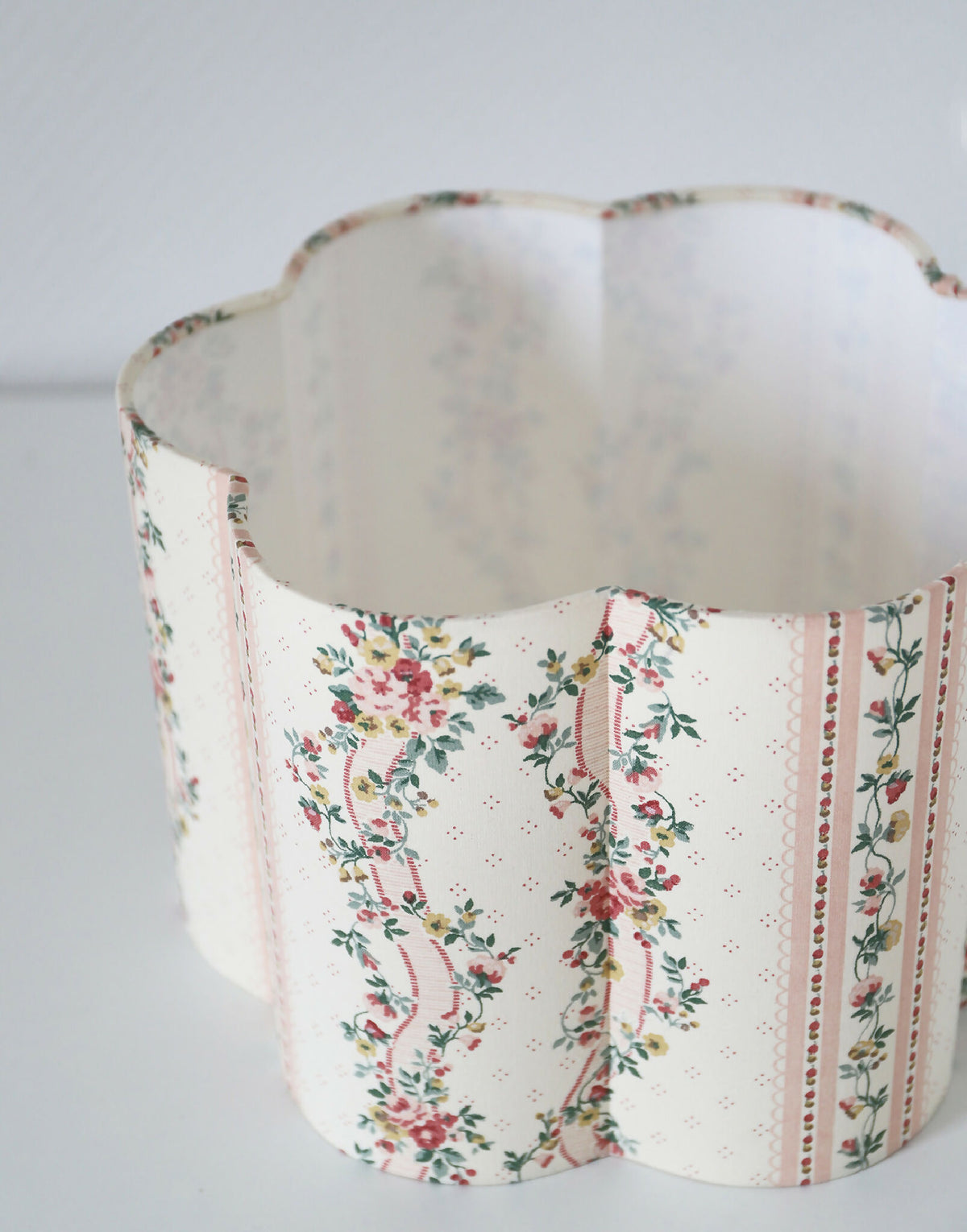 Abat-jour forme fleur Flora Pontavel, vue côté en tissu crème fleuri et liseré clair