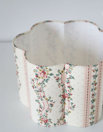 Abat-jour forme fleur Flora Pontavel, vue côté en tissu crème fleuri et liseré clair