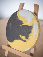 Peinture sur toile Alchimie en cercle, texture noire et jaune, vue rapprochée