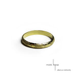 Alliance maä en or jaune recyclé, modèle météorite, inspiration spatiale, bijou écologique, mariage éthique