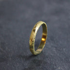 Alliance maä en or jaune, modèle météorite, inspiration spatiale, bijou écologique en or recyclé, ethique