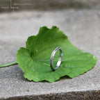 Alliance maä en or blanc 18 carats recyclé, modèle petit point, inspiration minimaliste, bijou écologique fait main en France, mariage éthique
