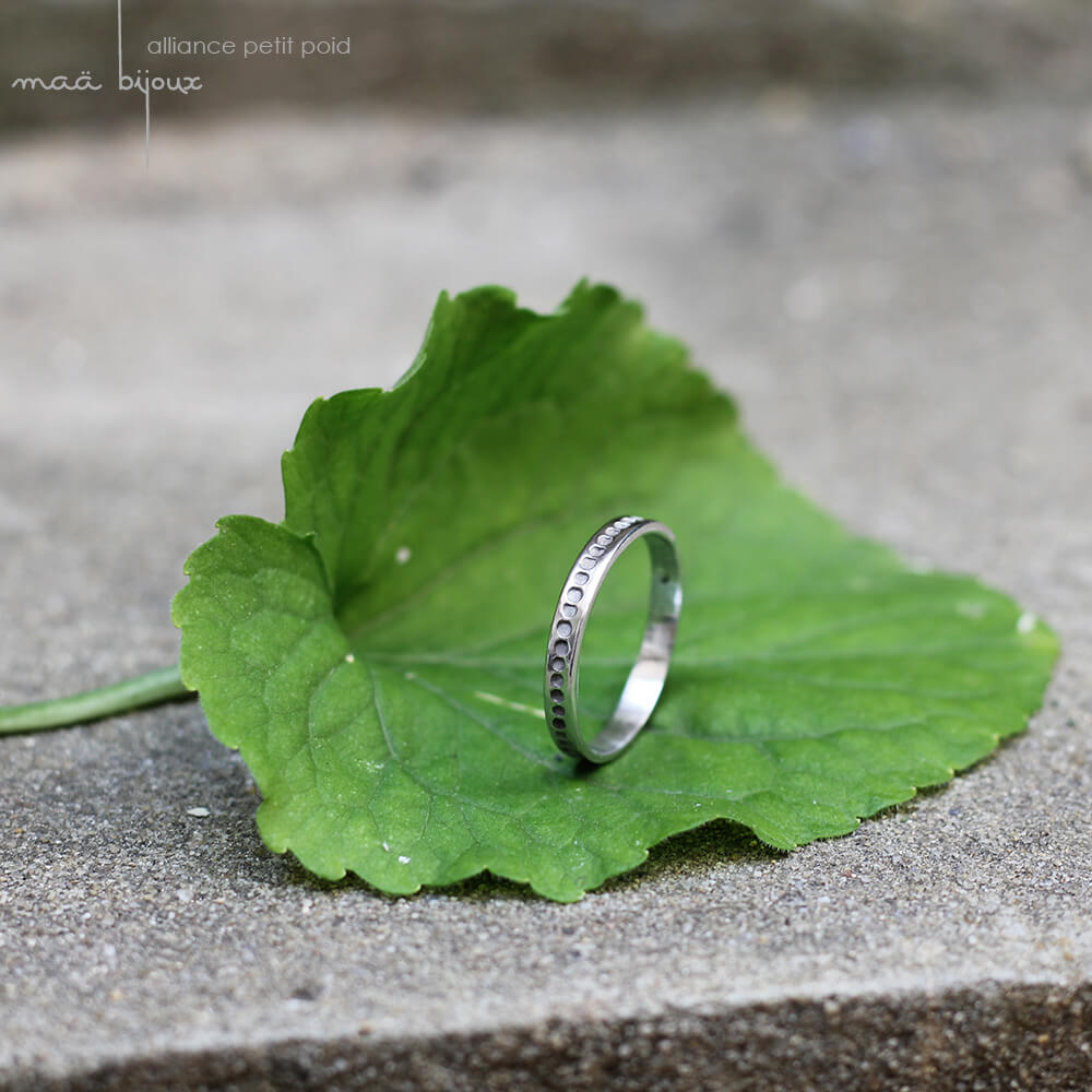 Alliance maä en or blanc 18 carats recyclé, modèle petit point, inspiration minimaliste, bijou écologique fait main en France, mariage éthique