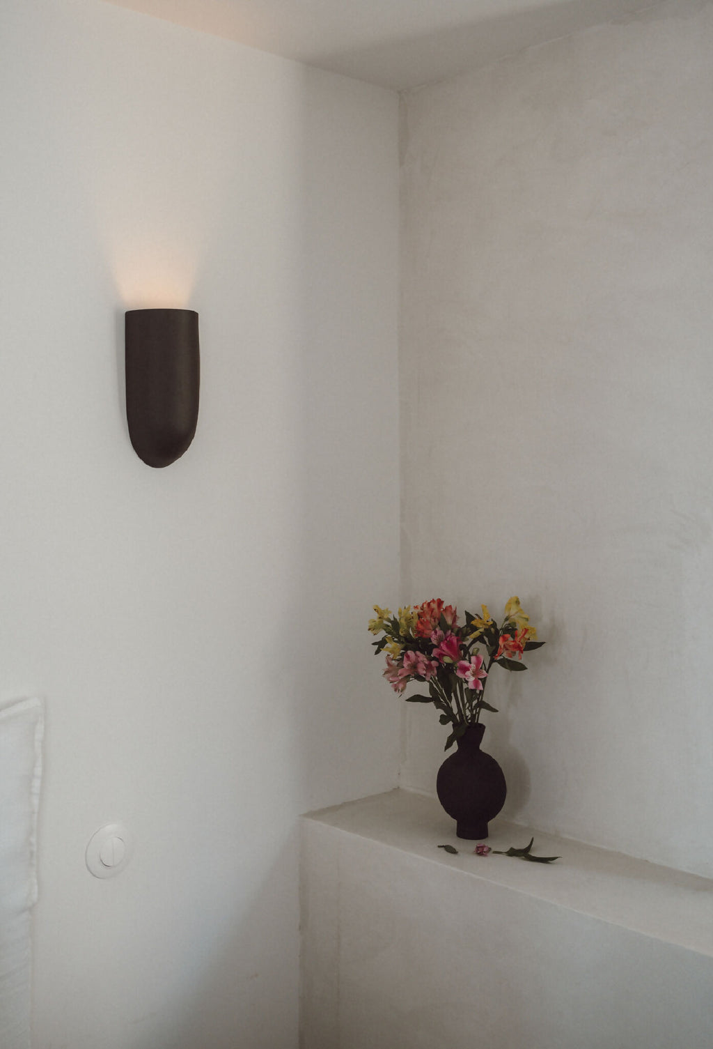 Applique murale marron en céramique, luminaire vertical, éclairage vers le bas.