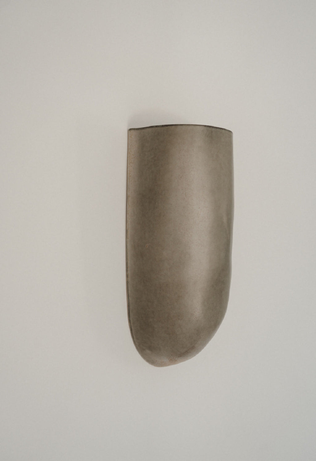 Applique murale en céramique vert bronze, surface mate, forme galbée