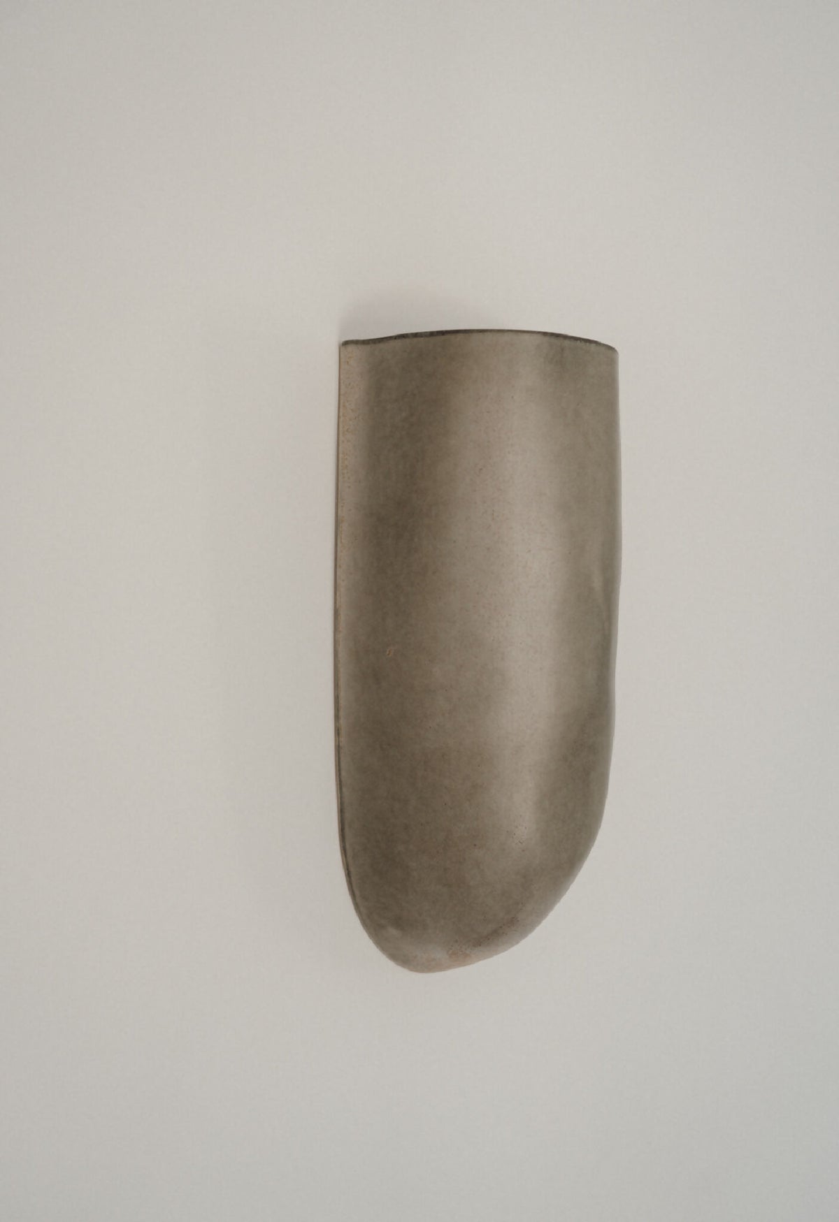 Applique murale en céramique vert bronze, surface mate, forme galbée