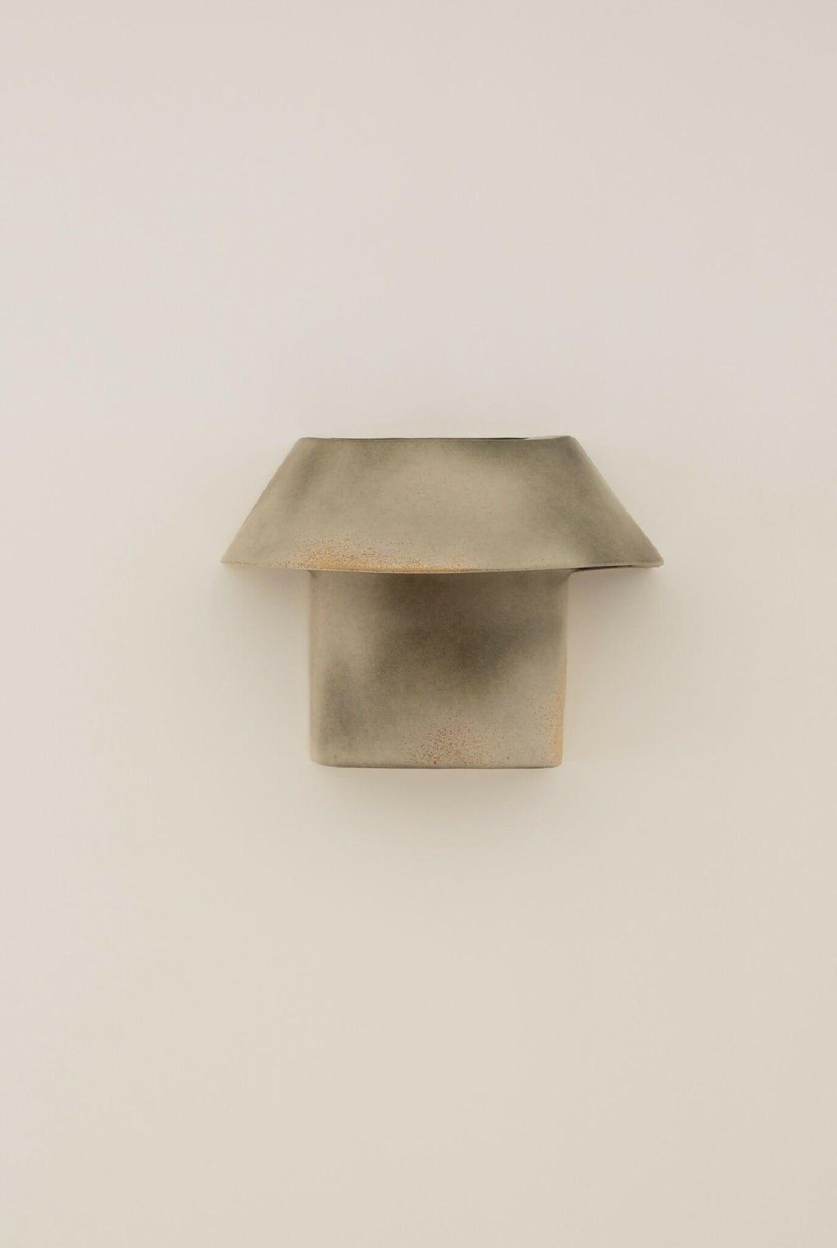 Applique murale en métal bronze, vue de trois-quarts, forme de chapeau