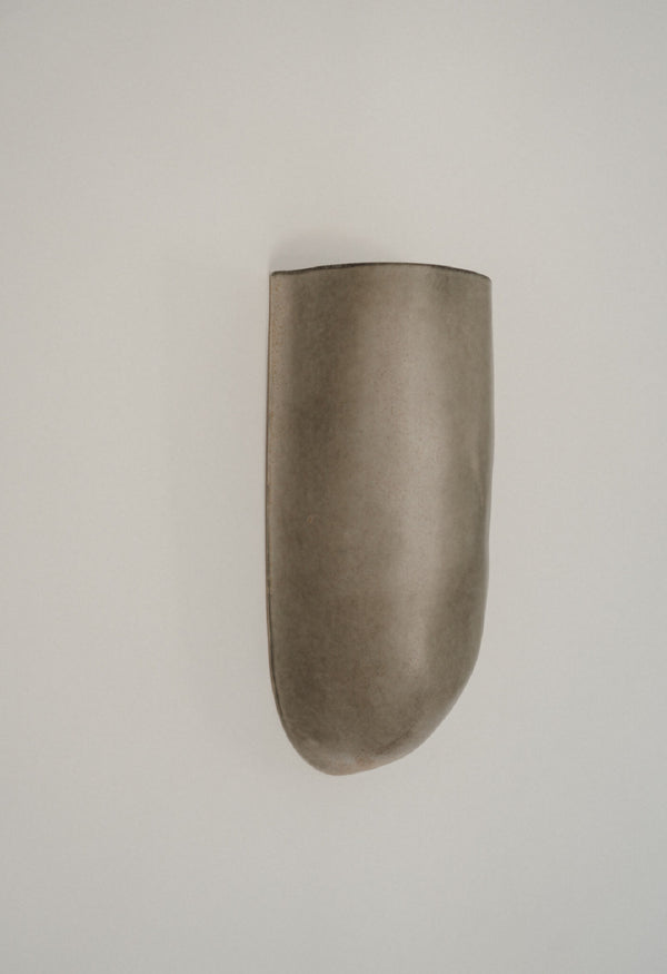 Applique murale en céramique vert bronze, surface mate, forme galbée