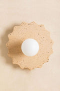 Applique murale taille M beige sable, rosace décorative avec ouverture ronde blanche.