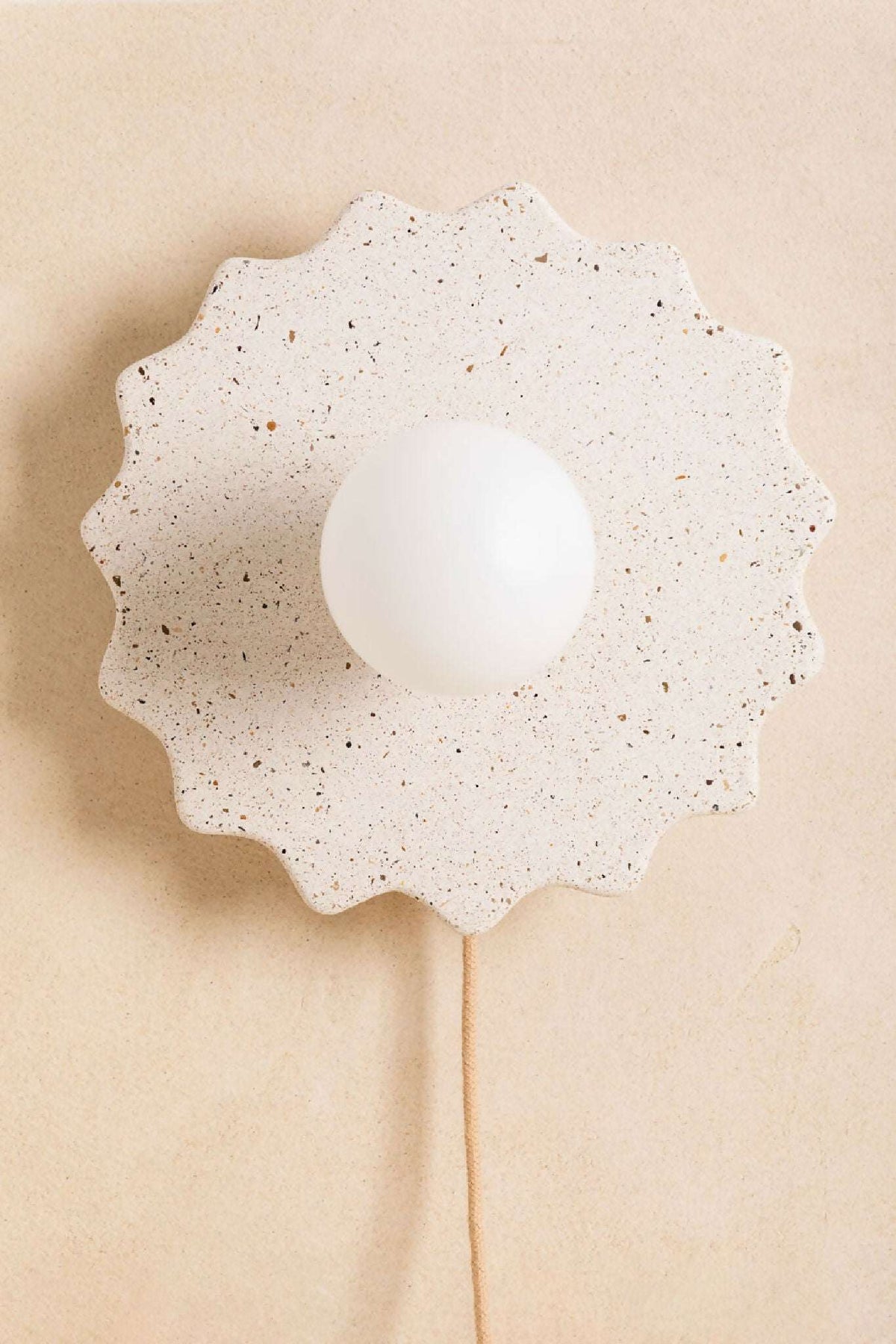 Applique murale fleur beige mouchetée, avec ampoule blanche et câble