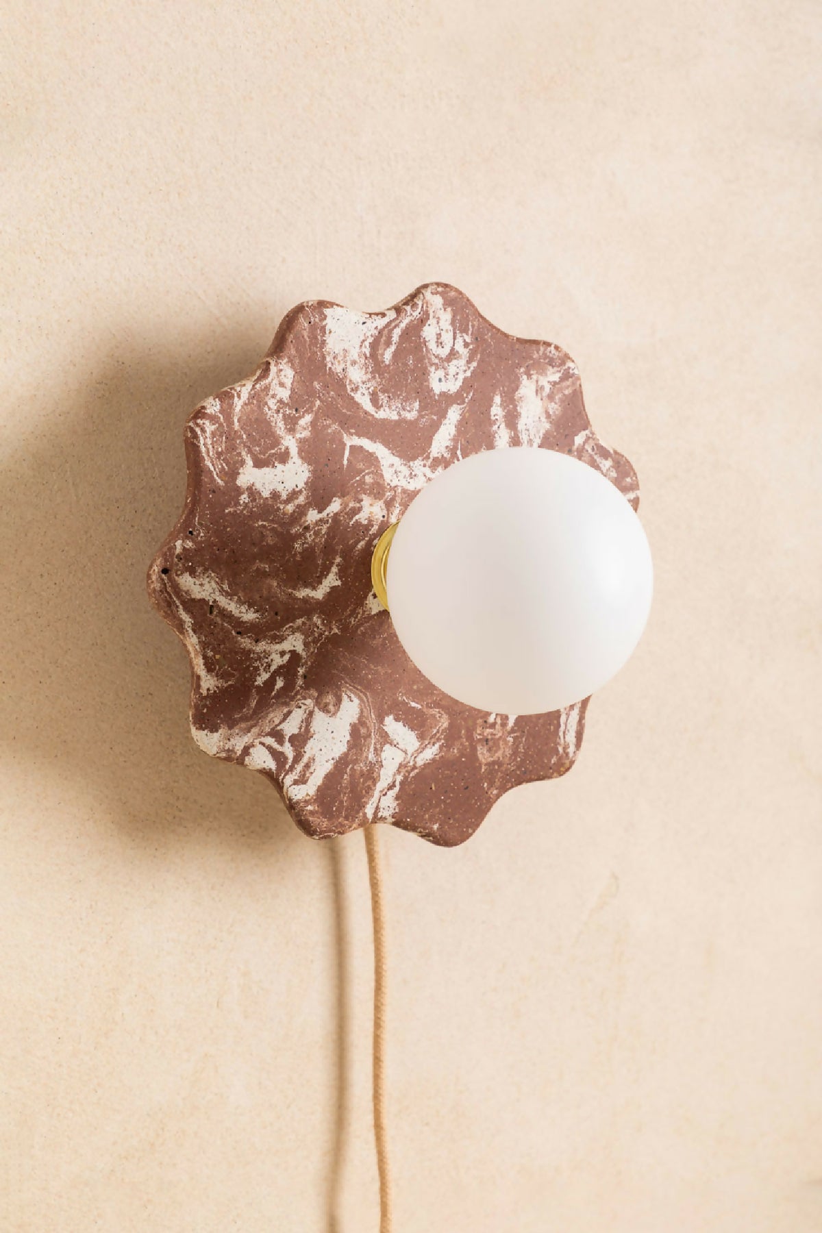 Applique murale en forme de fleur marron à motif éclaboussé, globe blanc et câble.