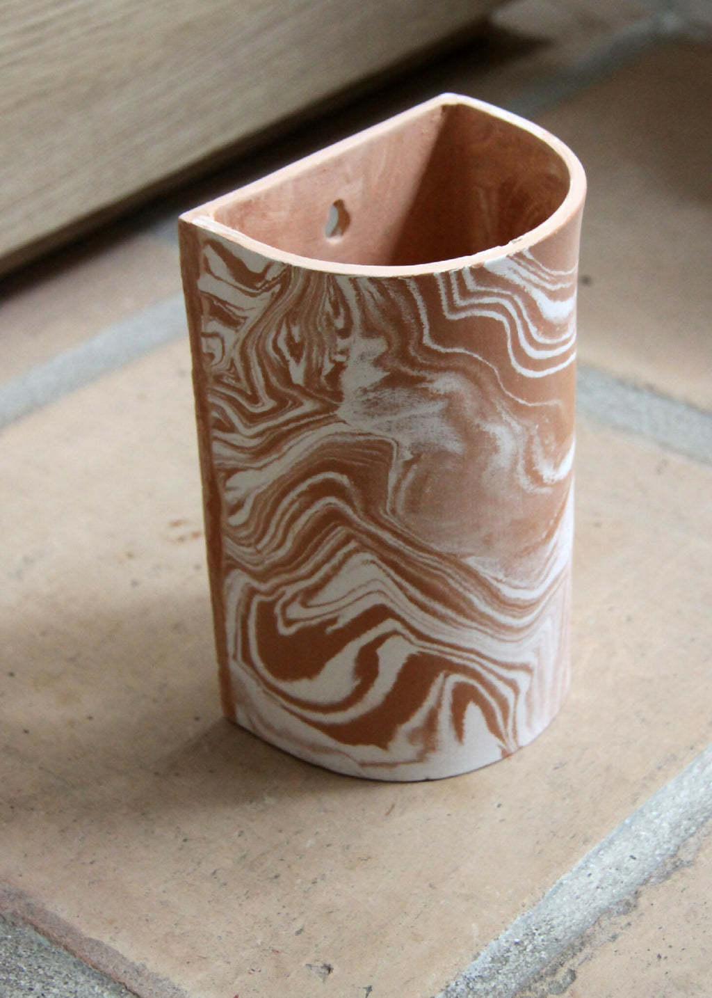 Gobelet cylindrique en céramique marbrée beige et brun, vue en perspective