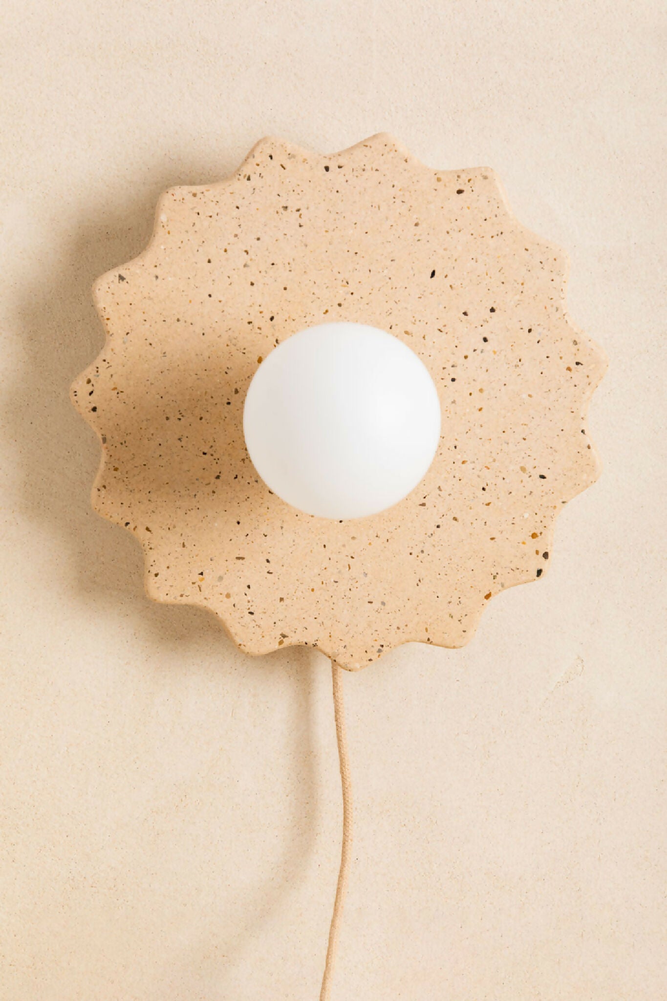 Applique murale fleur beige mouchetée, ampoule ronde blanche et câble
