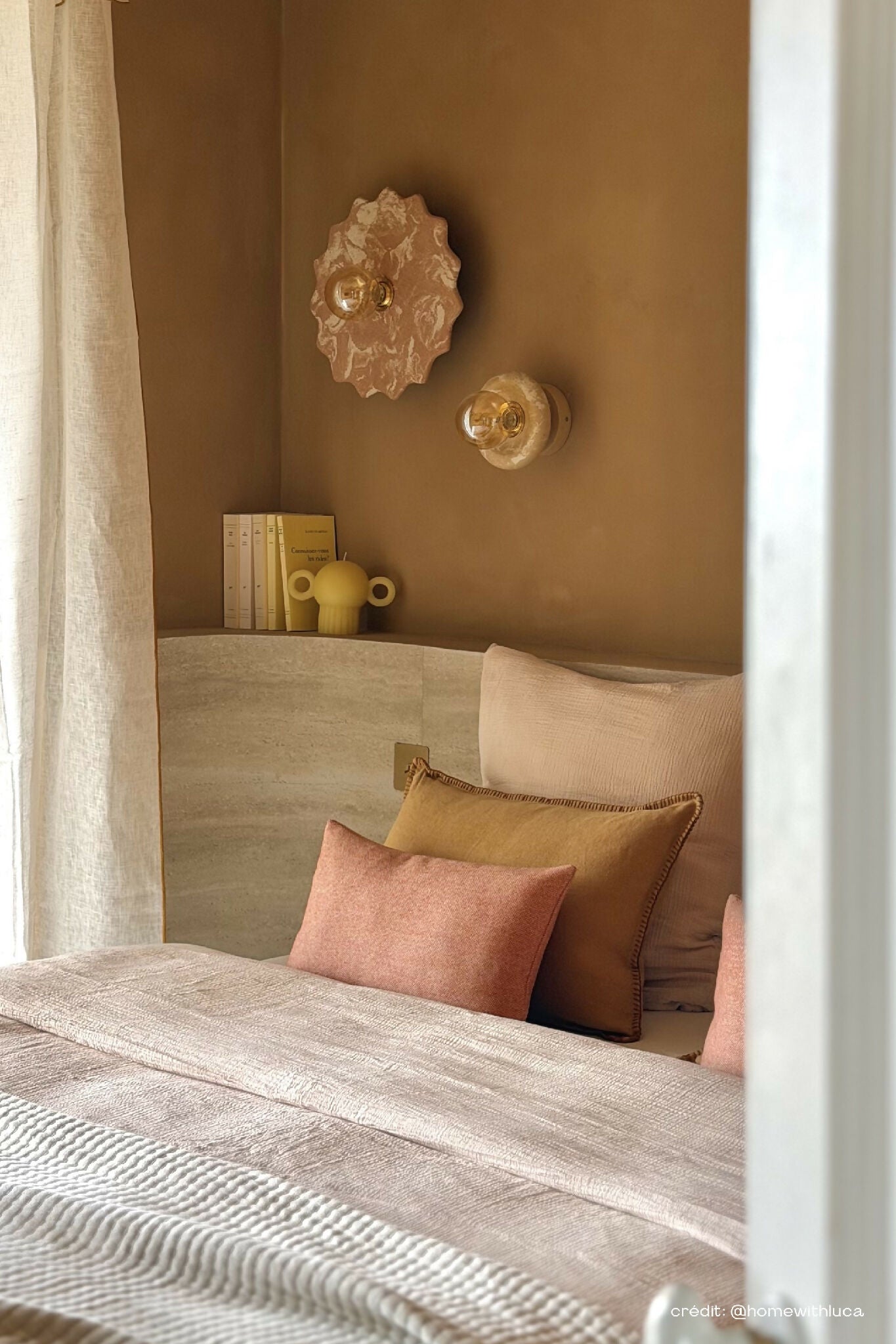 Applique murale taille M beige sable, rosace décorative et ouverture ronde blanche au mur.