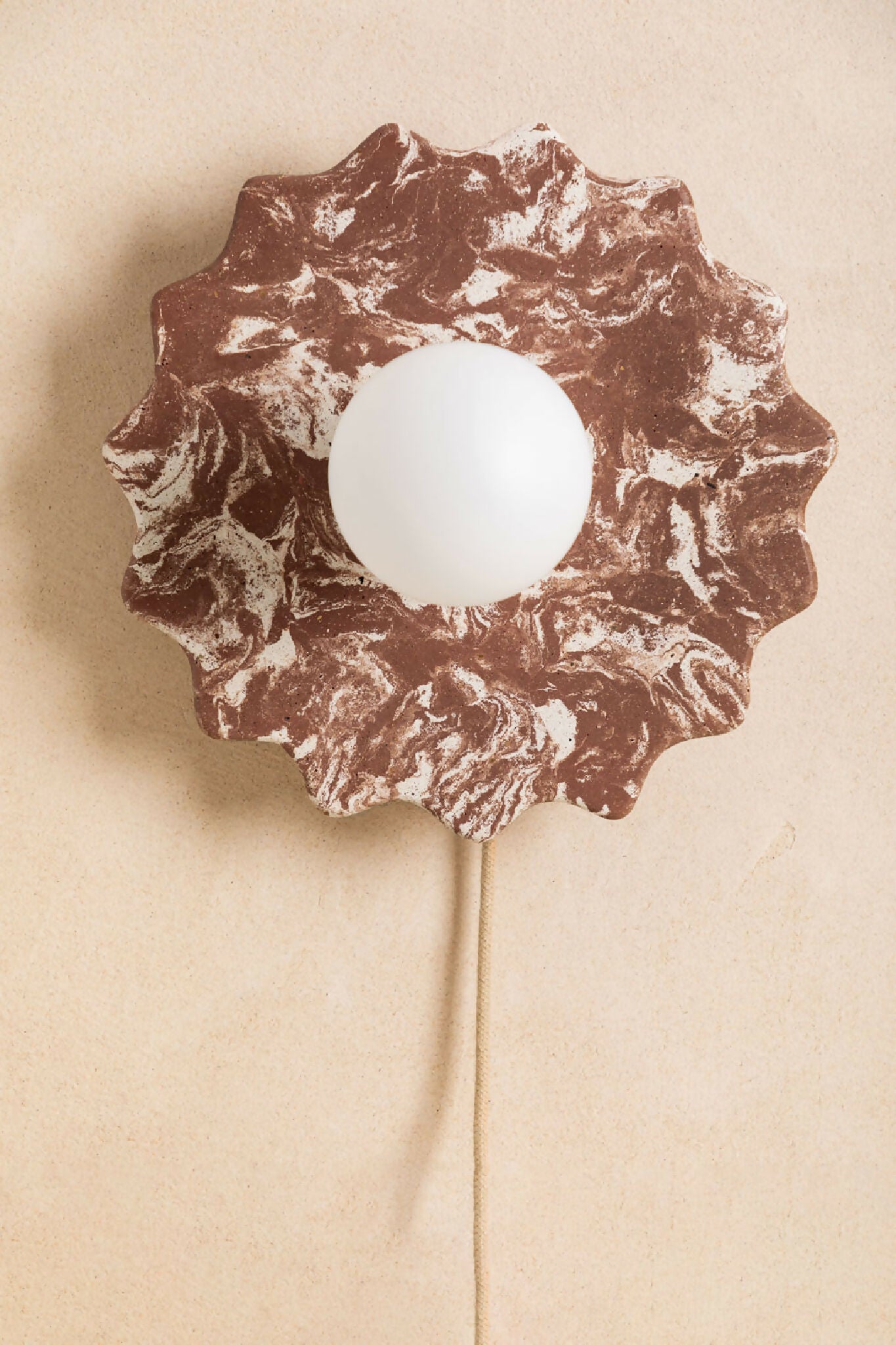 Applique murale fleur marron avec ampoule ronde blanche et câble visible