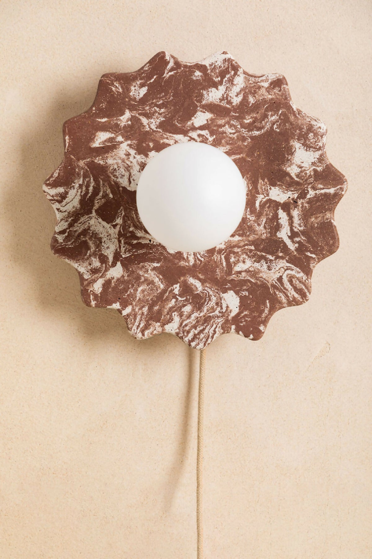 Applique murale fleur marron avec ampoule ronde blanche et câble visible