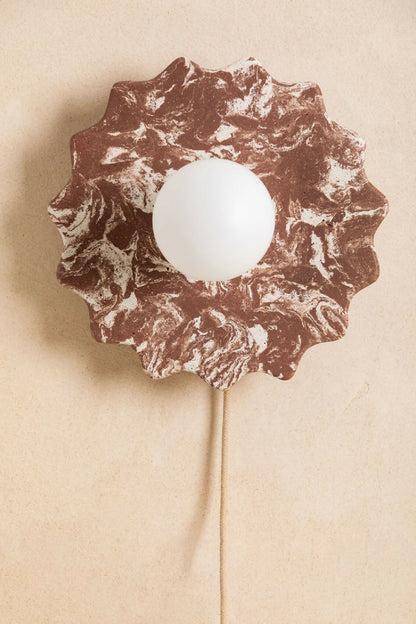 Applique murale fleur marron avec ampoule ronde blanche et câble visible