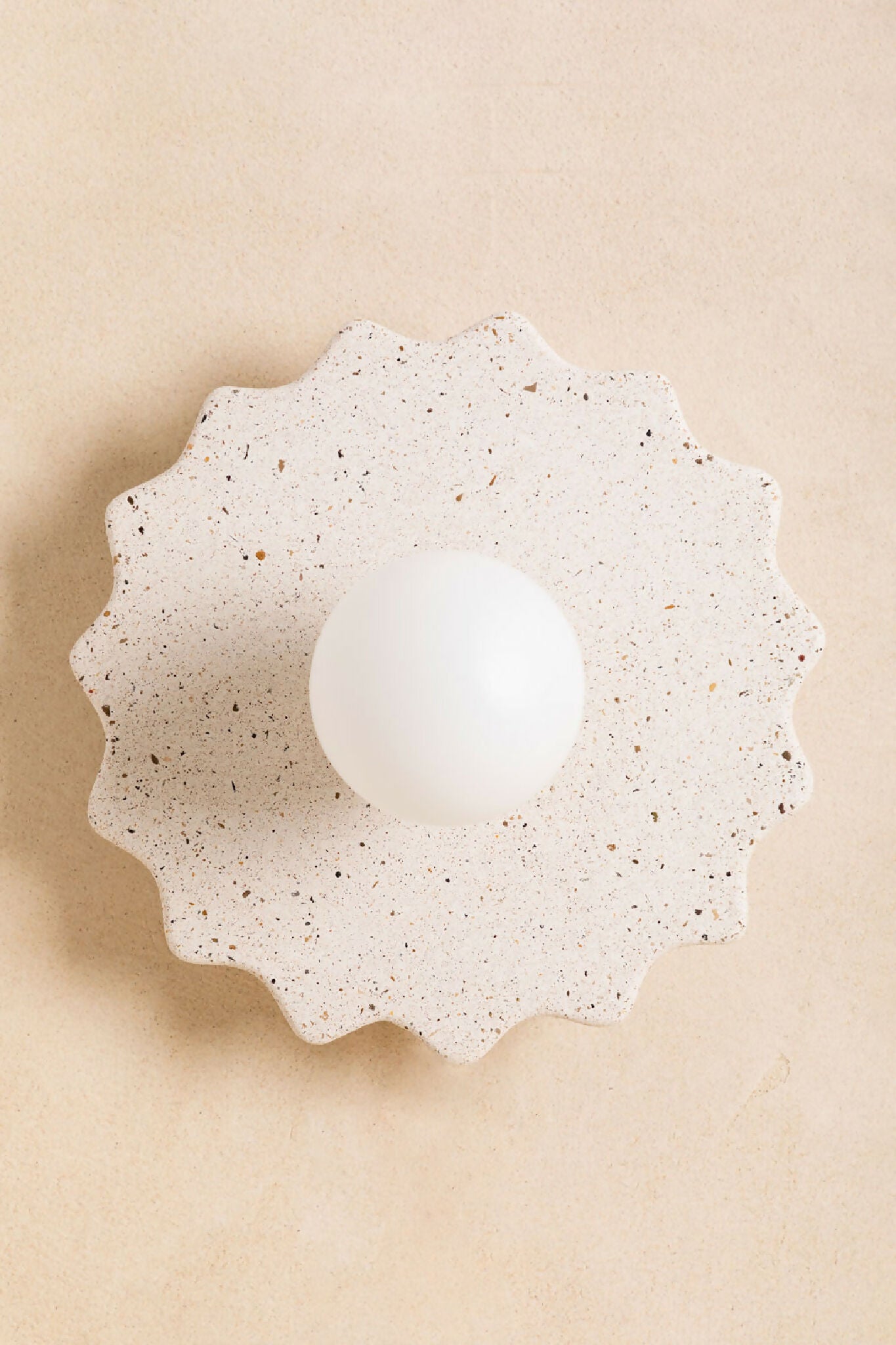 Applique murale fleur crème mouchetée, avec ampoule ronde blanche