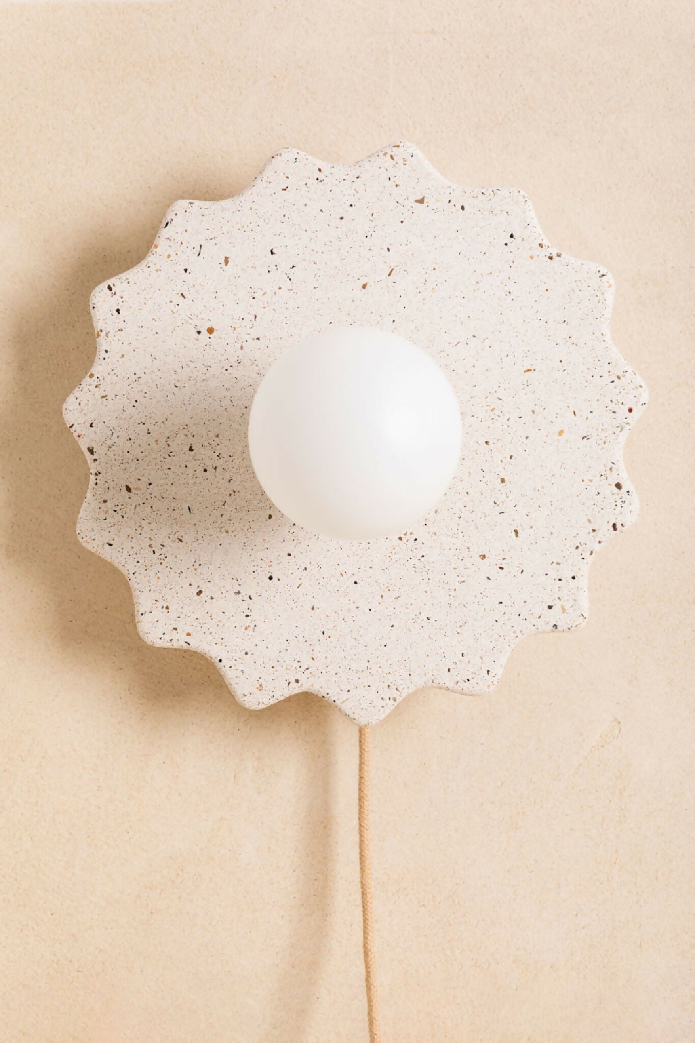 Applique murale fleur beige mouchetée, avec ampoule blanche et câble