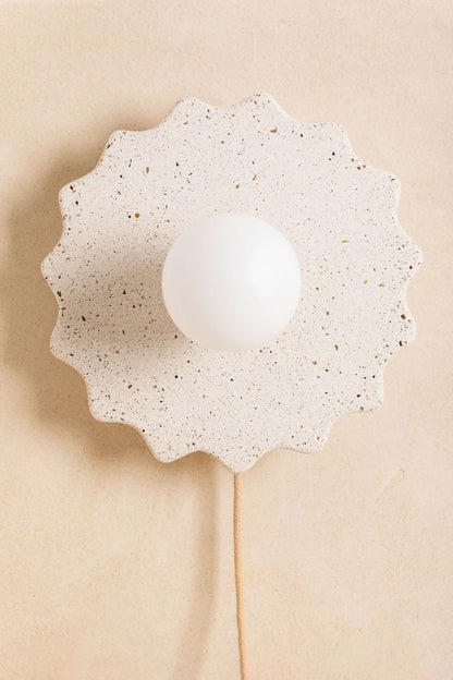 Applique murale fleur beige mouchetée, avec ampoule blanche et câble