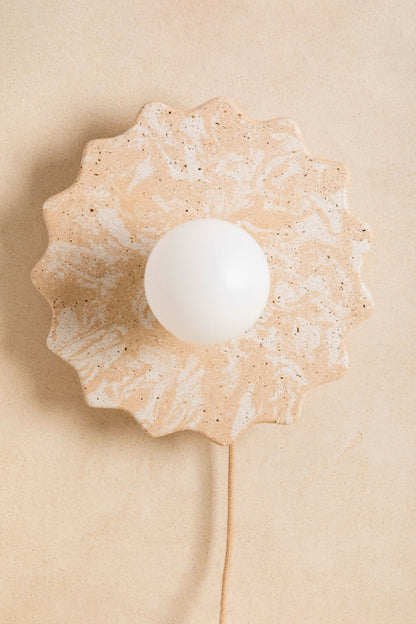 Applique murale fleur beige claire mouchetée, avec ampoule ronde blanche