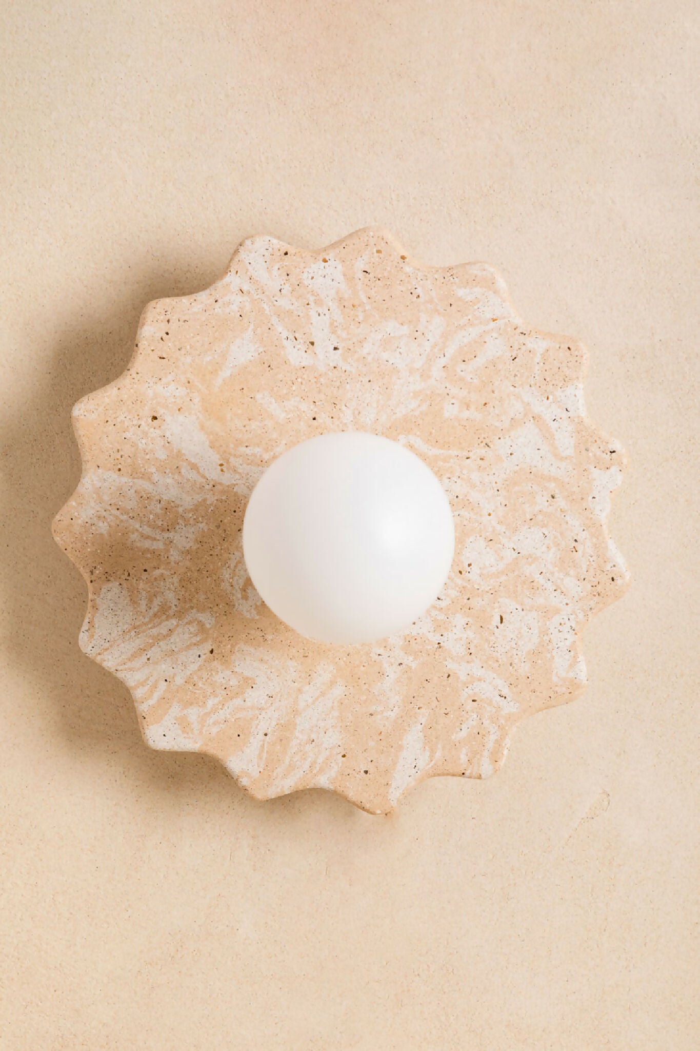 Applique murale fleur beige mouchetée, ampoule ronde blanche centrée