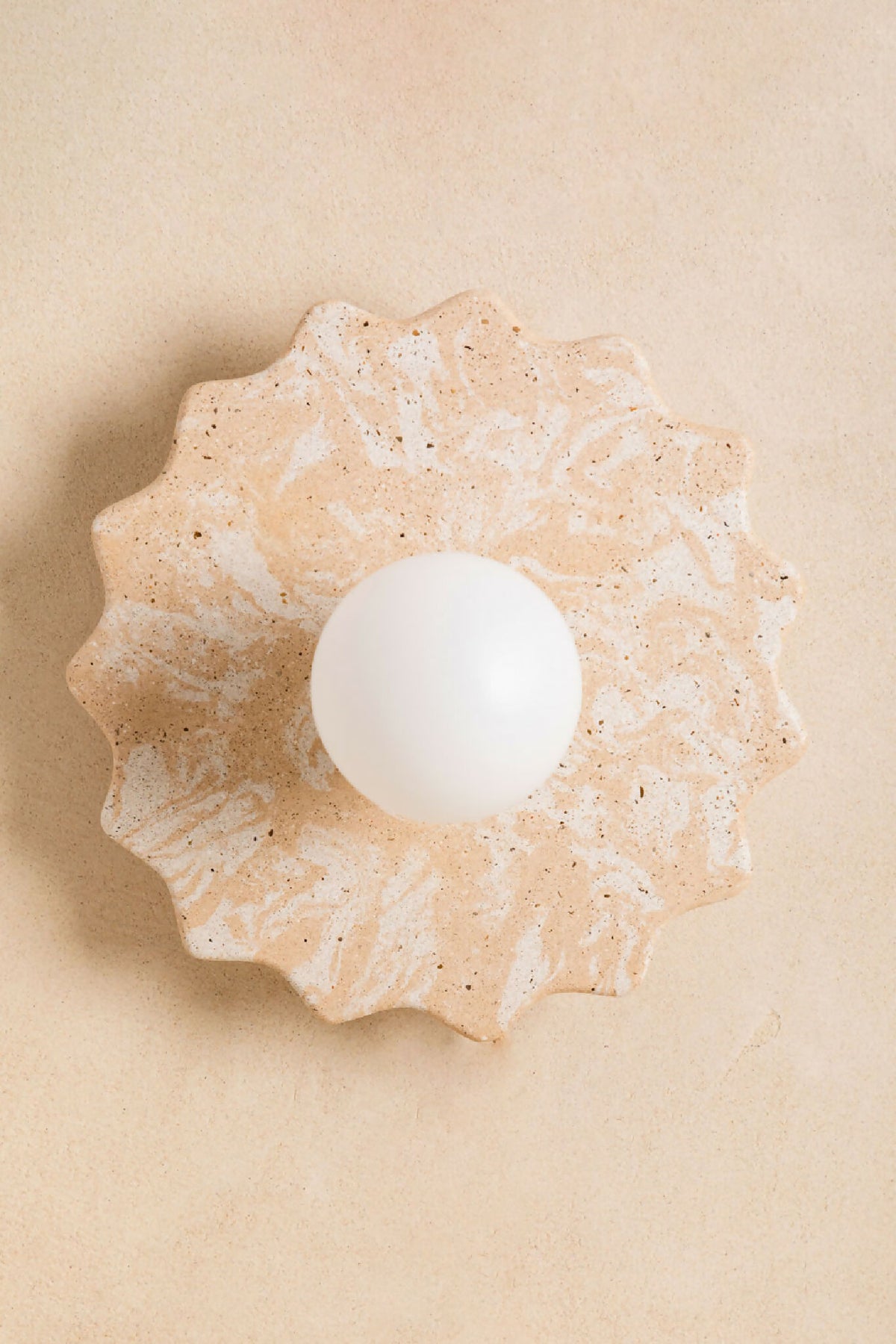 Applique murale fleur beige mouchetée, ampoule ronde blanche centrée