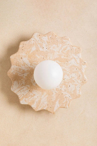 Applique murale fleur beige mouchetée, ampoule ronde blanche centrée