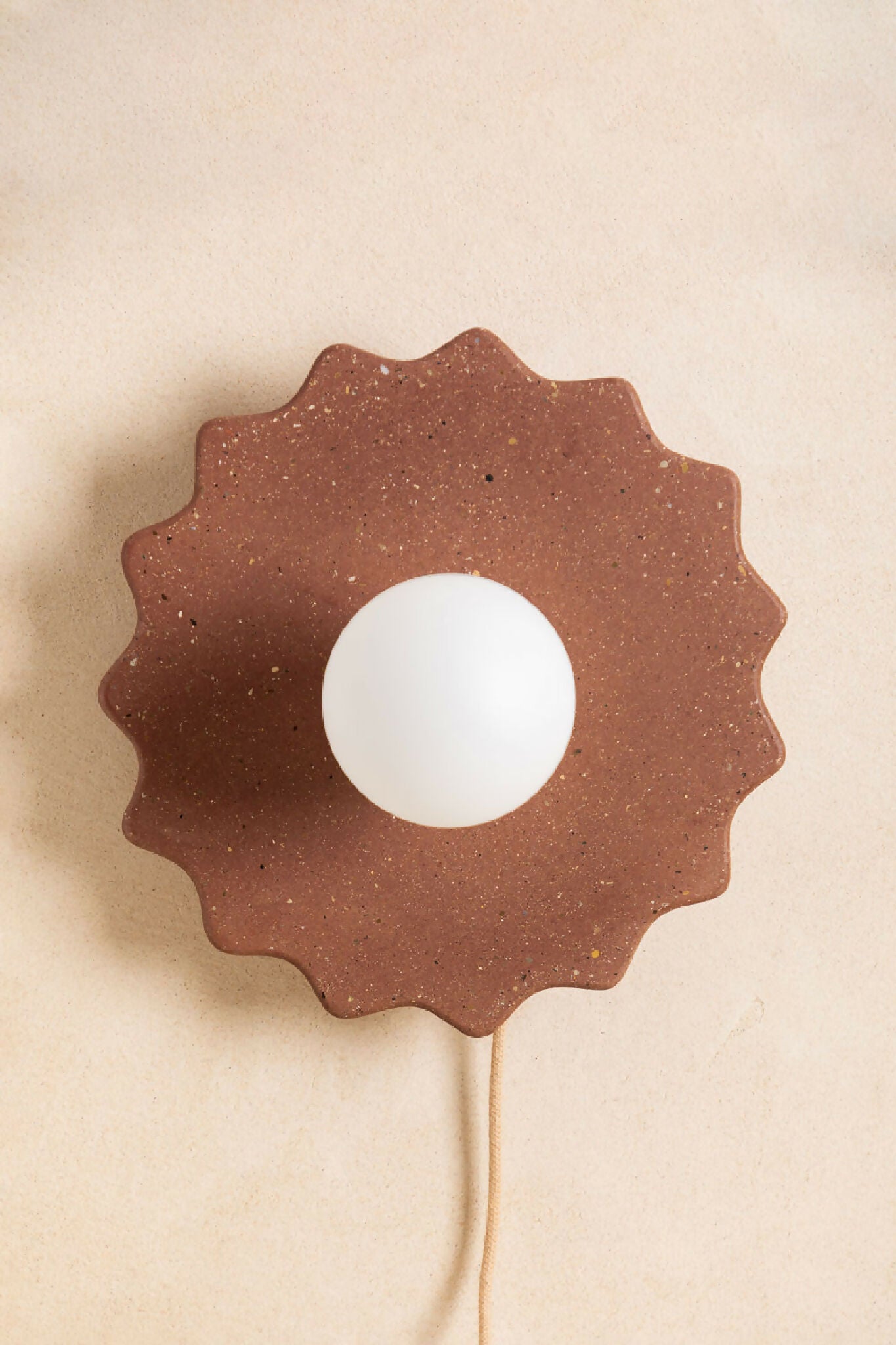 Applique murale fleur brun foncé moucheté, ampoule ronde blanche