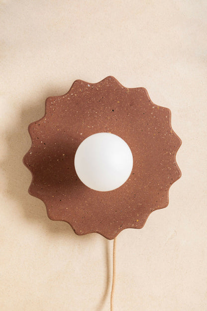 Applique murale fleur brun foncé moucheté, ampoule ronde blanche
