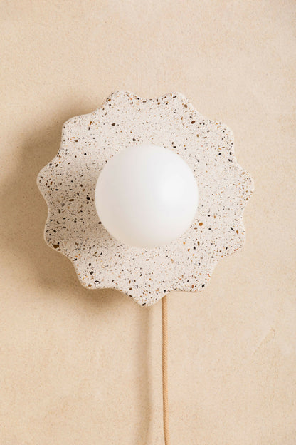 Détail texture béton teinté applique ELLA, finition artisanale unique et authentique