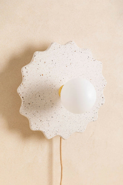 Luminaire en béton, applique murale réalisée à la main par des artisans français.