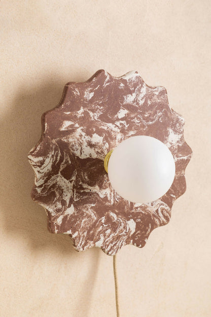 Luminaire en béton, applique murale réalisée à la main par des artisans français.