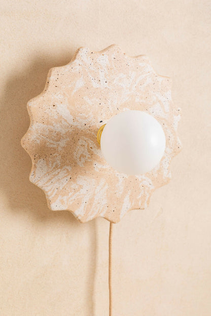 Luminaire en béton, applique murale réalisée à la main par des artisans français.