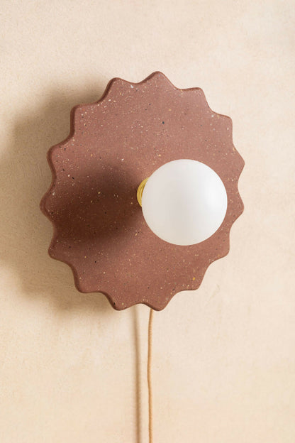 Luminaire en béton, applique murale réalisée à la main par des artisans français.