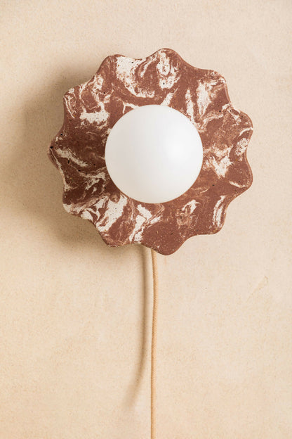 Applique ELLA vue de profil, design minimaliste en béton coloré pour décoration murale