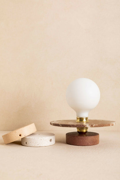 Luminaire en béton, applique murale réalisée à la main par des artisans français.