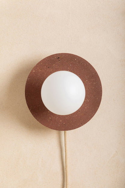 Luminaire en béton, applique murale réalisée à la main par des artisans français.