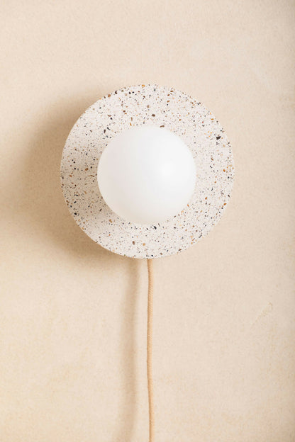 Luminaire en béton, applique murale réalisée à la main par des artisans français.